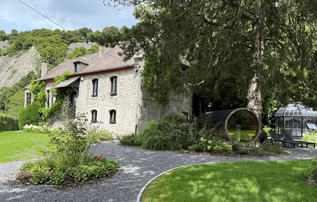 Gîte À Bicyclette à Yvoir, vue sur le jardin.