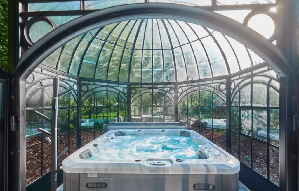 Jacuzzi couvert sous verrière au gîte à Yvoir.