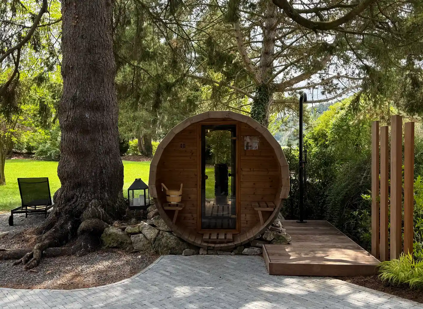 Bien-être et sérénité au cœur du jardin avec notre sauna privatif en bois.