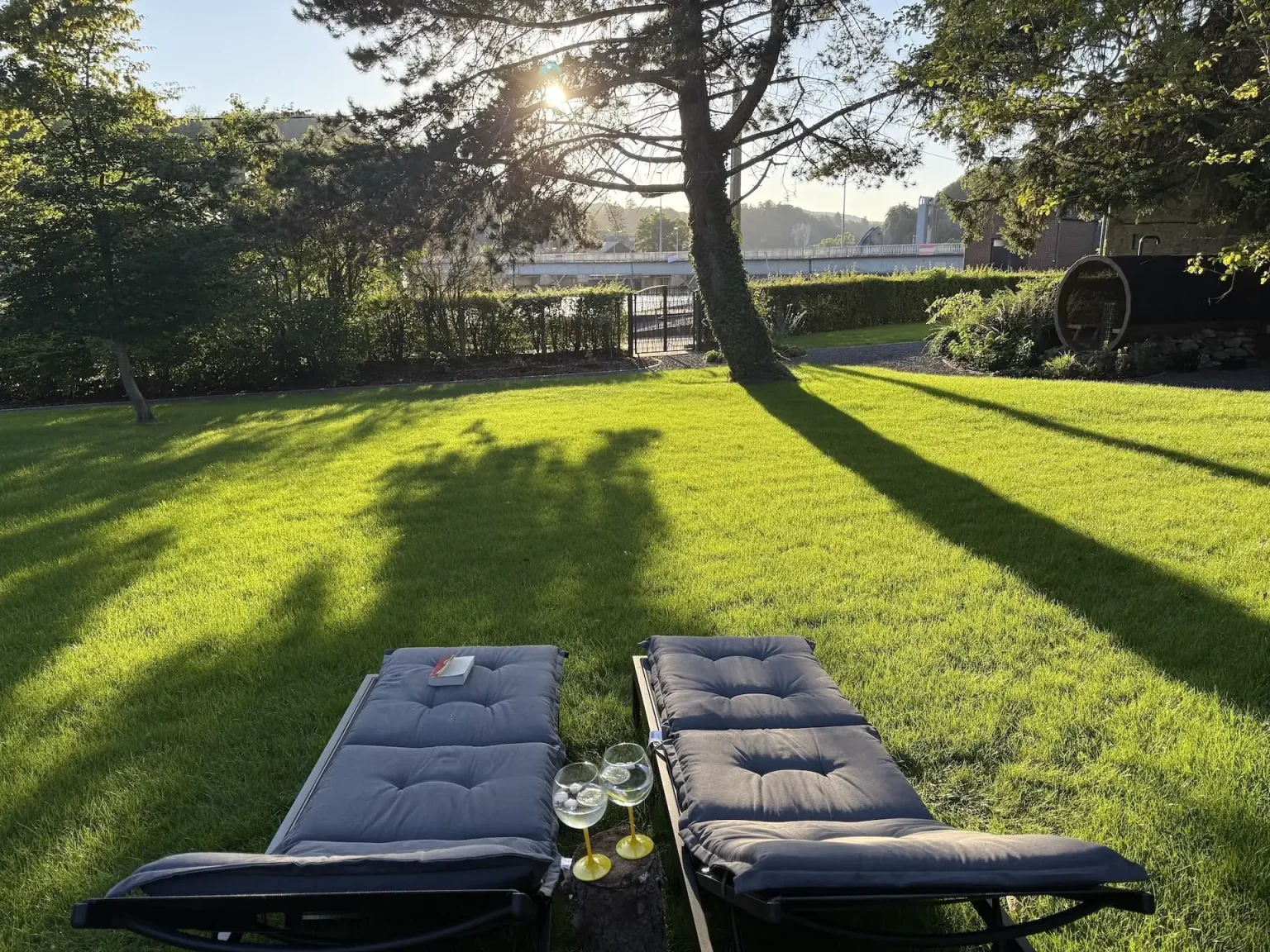 Jardin verdoyant avec transats pour détente au gîte à Yvoir