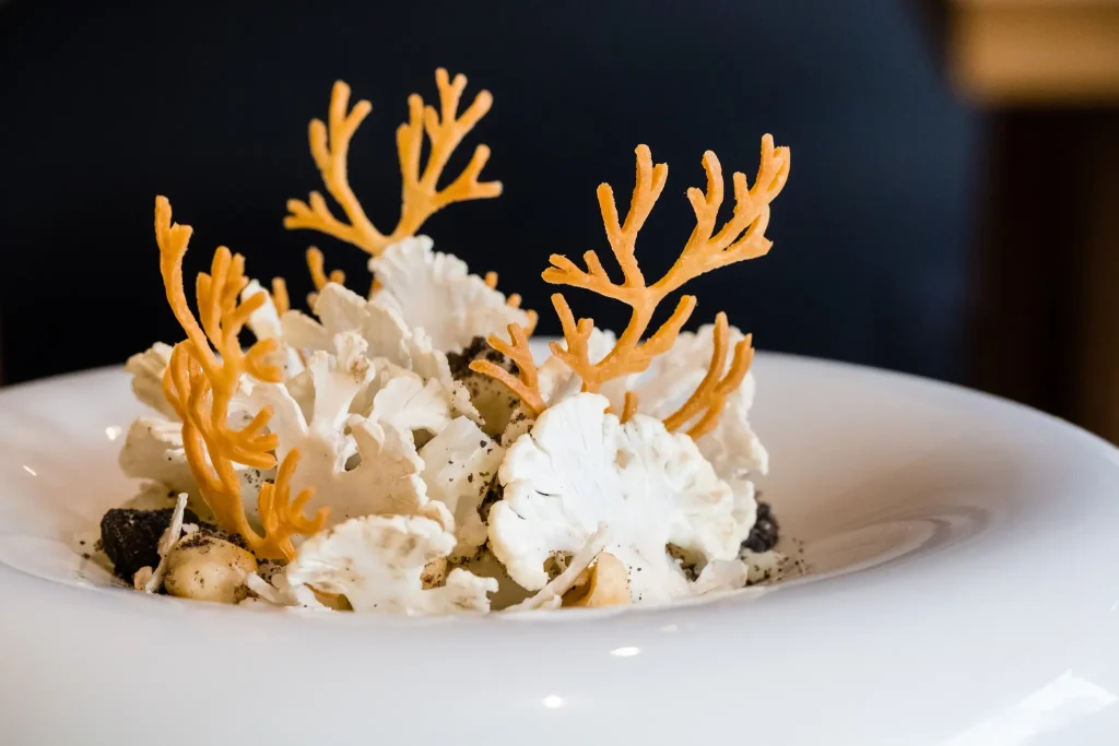 Plat signature John & Nerdjivane La Cuisine d’un Gourmand à Profondeville, cuisine inventive et raffinée aux saveurs locales.