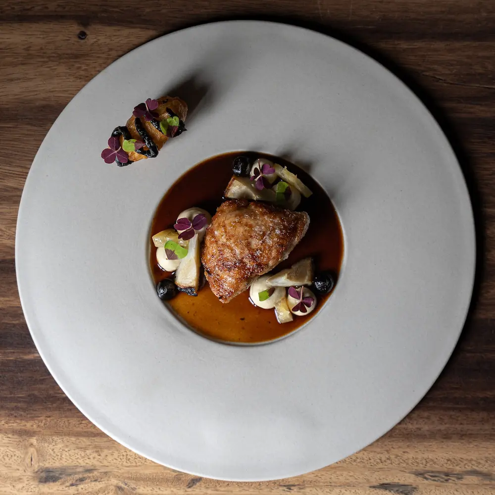 Plat raffiné du restaurant L’Artiste à Falaen – cuisine créative notée 14/20 au Gault & Millau.