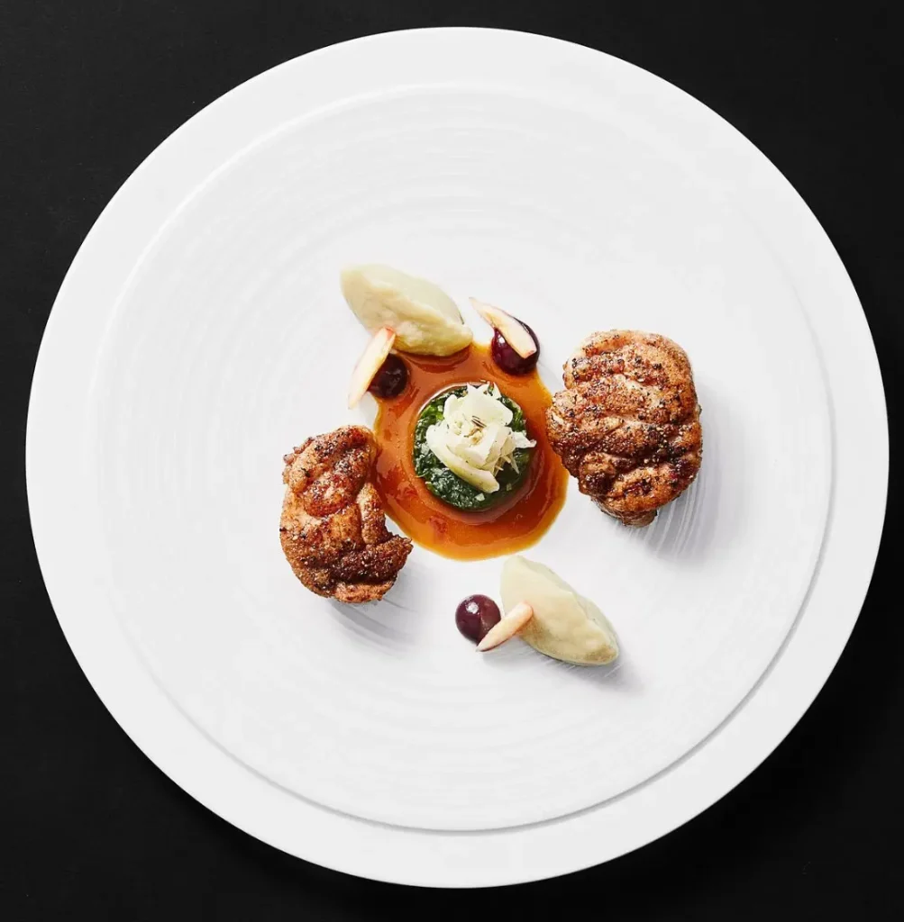 Plat signature du chef Curtis Maquet restaurant étoilé Le Beau Rivage à Yvoir, cuisine gastronomique inspirée par la nature et les produits du terroir.