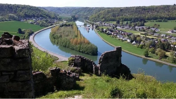 Ruines médiévales de Poilvache dominant la Meuse